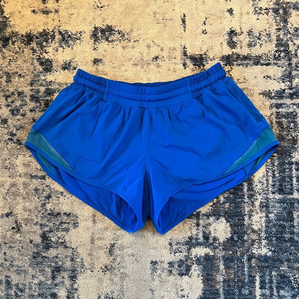 RARE Lululemon Hotty Hot Short ll *2.5” Size 8 In Amalfi Blue